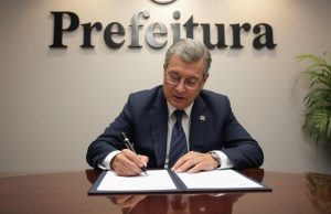 O livro como credencial: como palestrantes-autores podem ser contratados pelo poder público sem licitação